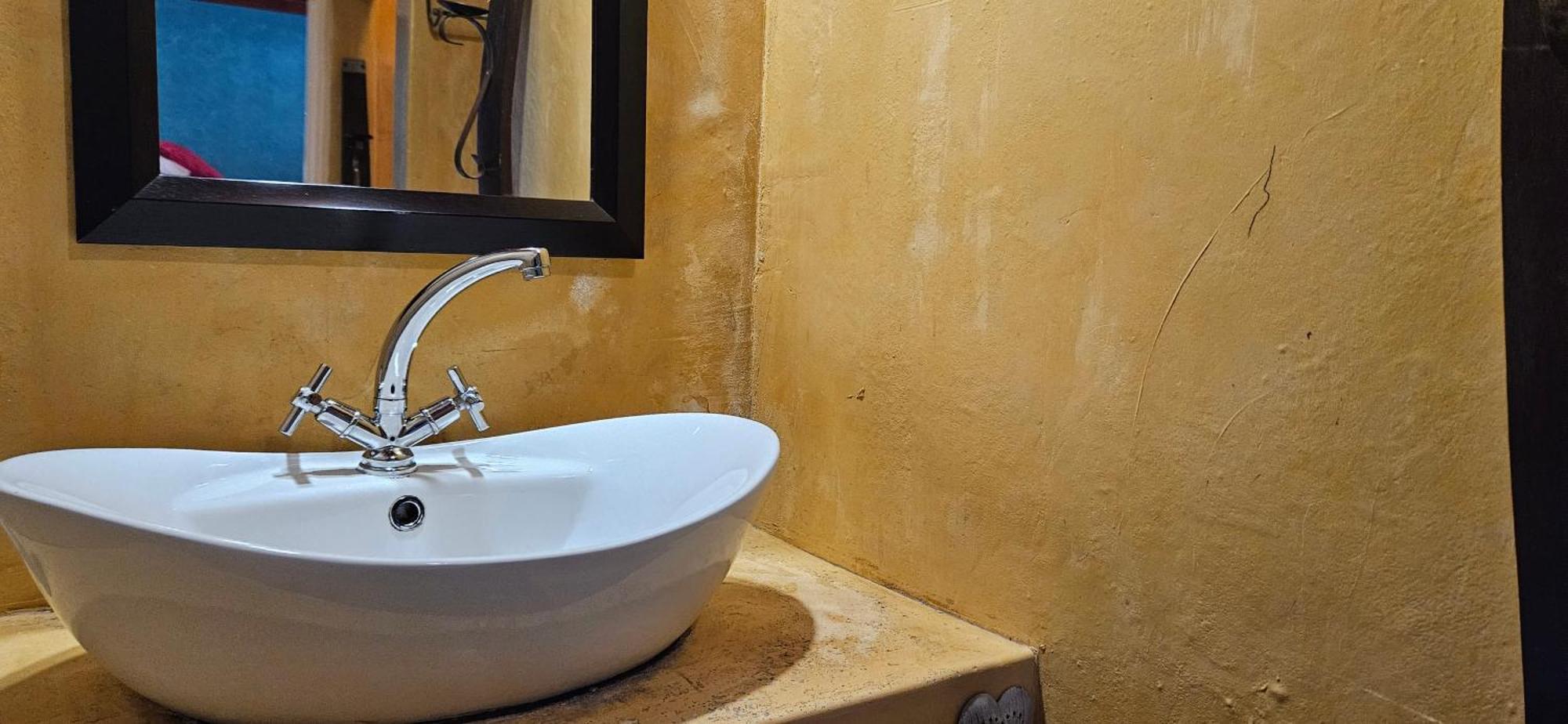 Old Vic Travellers Inn Nelspruit Mbombela Kültér fotó