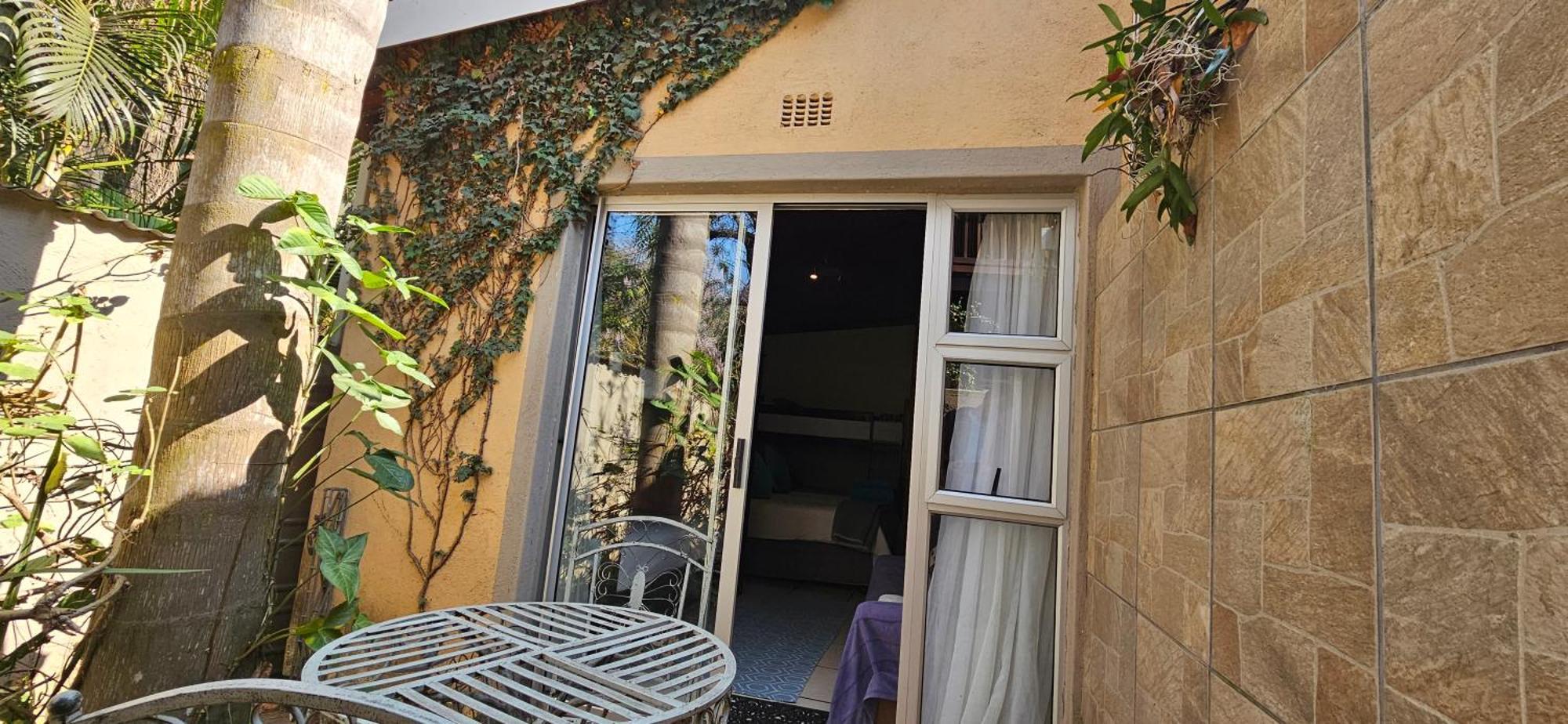 Old Vic Travellers Inn Nelspruit Mbombela Kültér fotó