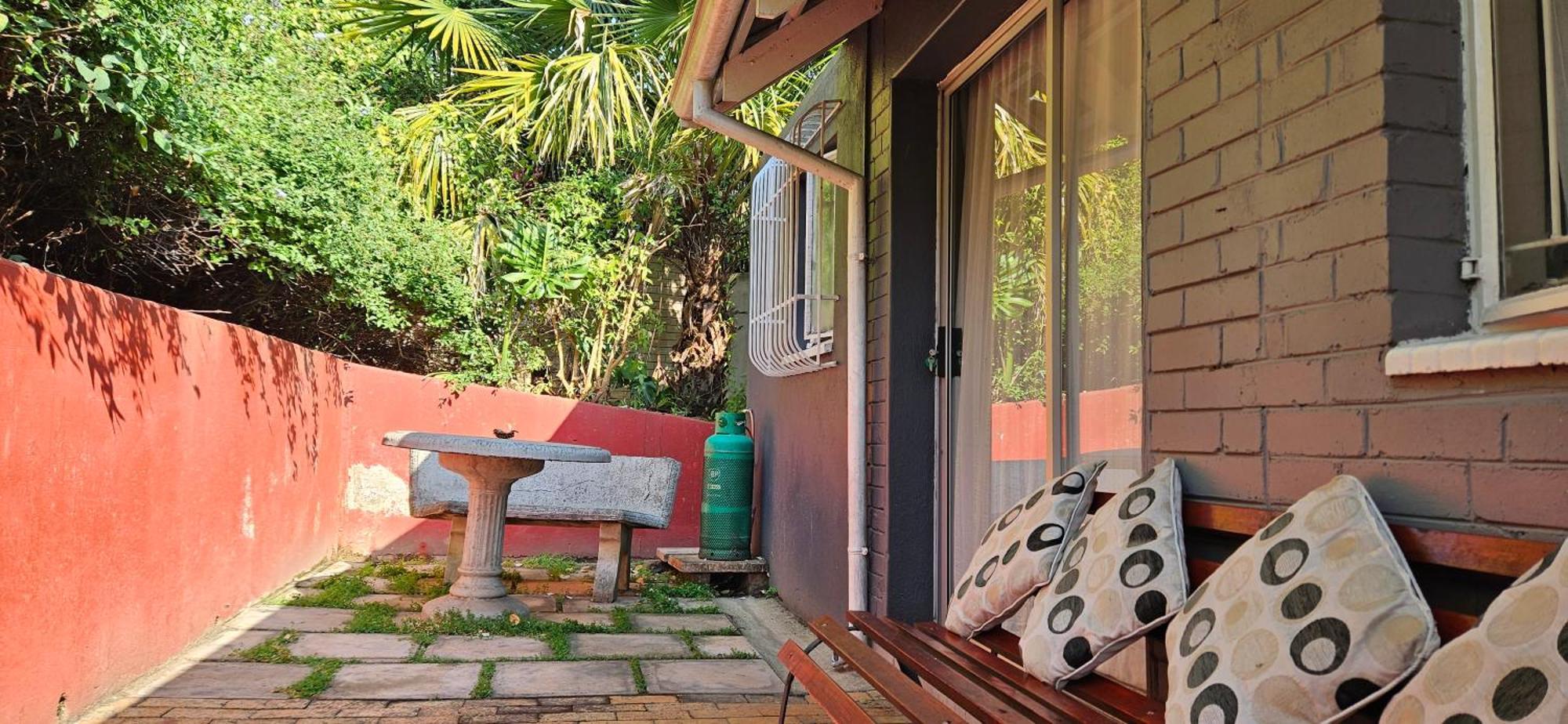 Old Vic Travellers Inn Nelspruit Mbombela Kültér fotó