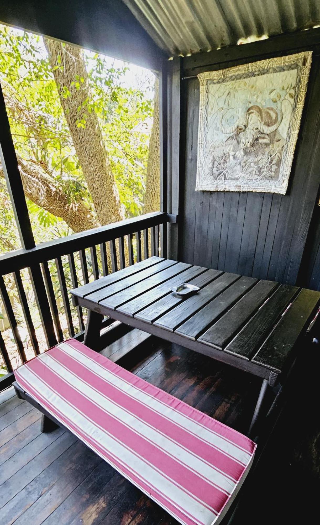 Old Vic Travellers Inn Nelspruit Mbombela Kültér fotó